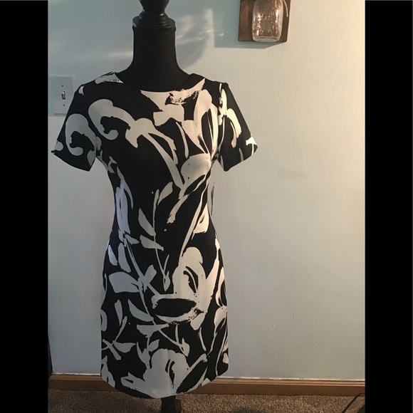 Vince Camuto Dresses & Skirts - Gorgeous black and white cap sleeve dress